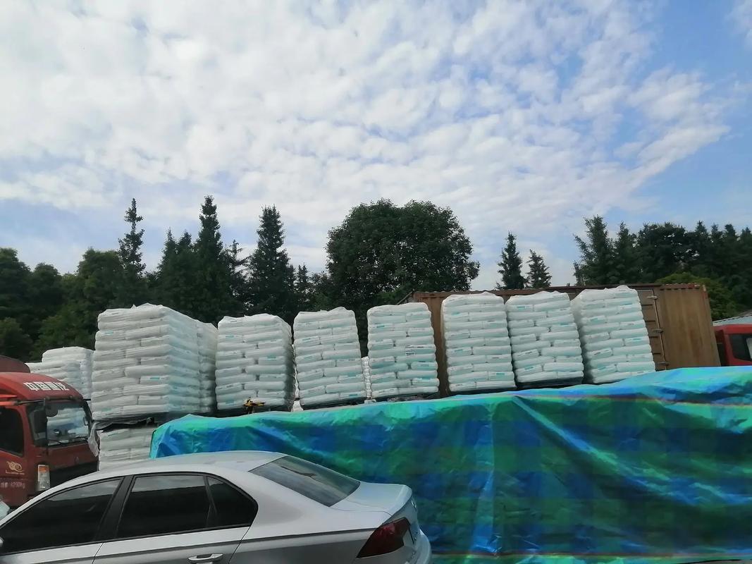 工厂每天下货装货，塑料包装让出货更高效